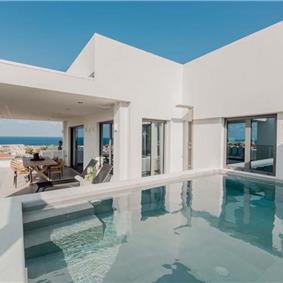 3 bedroom penthouse apartment with pool in Chania town, sleeps 6